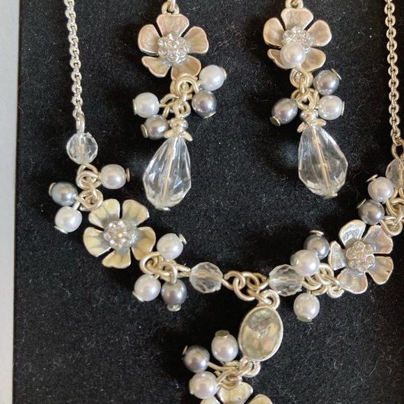 Brand new floral necklace and earrings jewellery set - Picture 2 of 4